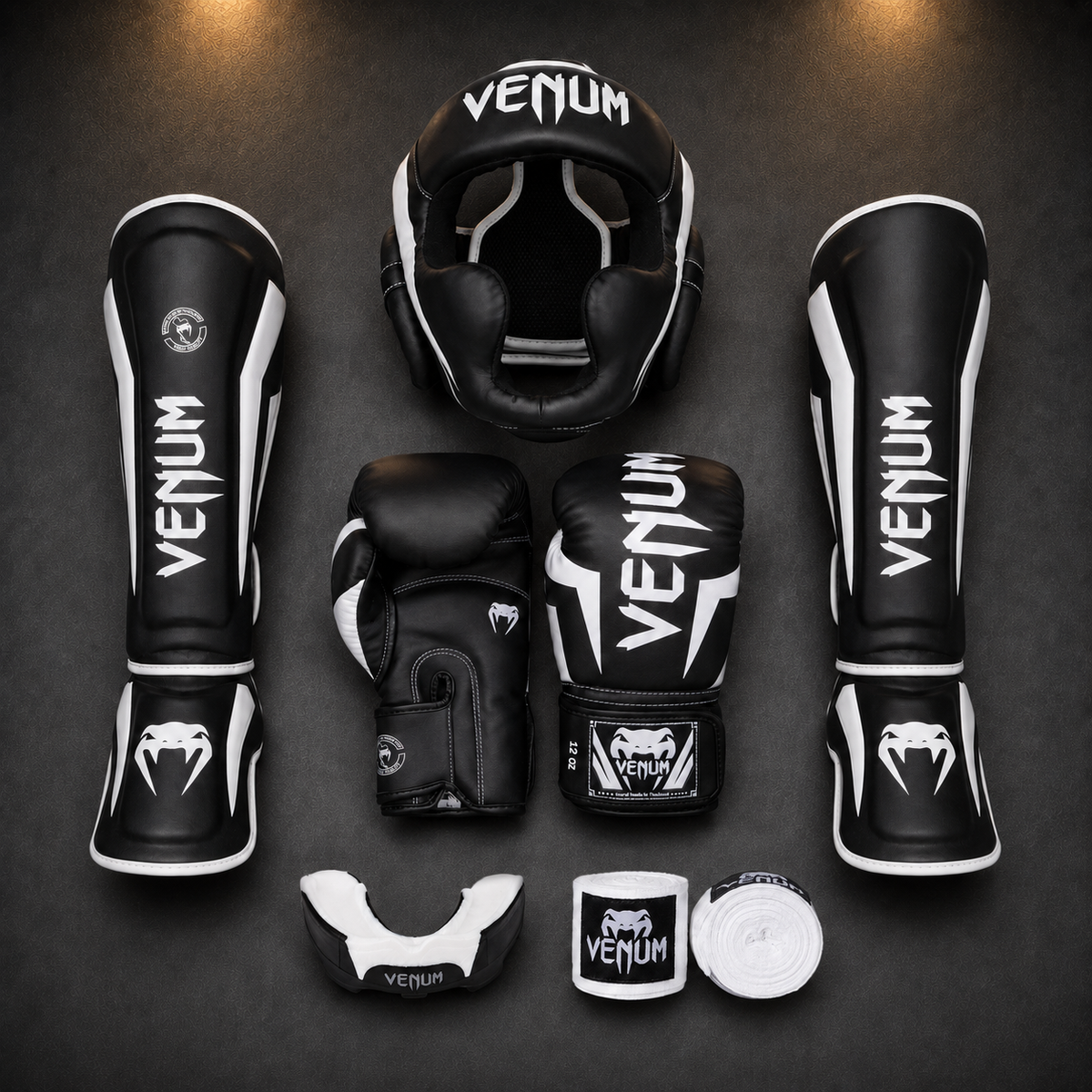 Venum Elite Black White Fightset completo con guantoni, parastinchi, casco, paradenti e fasce